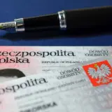 Uszkodzony dowód osobisty leży obok pióra. Dokument tożsamości Rzeczypospolitej Polskiej jest lekko porysowany.