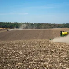 Traktor sieje na polu, wzbijając kurz. Czy umowę dzierżawy trzeba zgłosić do gminy? Pytanie to nurtuje rolników.