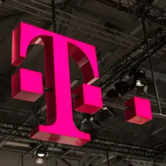 Trójwymiarowe, różowe logo T-Mobile zawieszone pod sufitem hali.