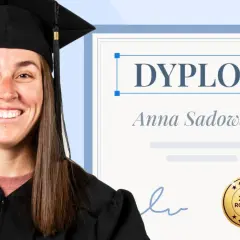 Uśmiechnięta absolwentka w todze trzyma zwinięty dokument. Obok widnieje dyplom z napisem "Anna Sadowska" i pieczęcią "2024 ROCZNIK". To co to jest odpis dyplomu.