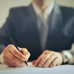 Kto ponosi koszty notarialne? Sprawdź, aby uniknąć nieprzyjemności