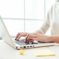 Czy wypowiedzenie umowy o pracę trzeba dostarczyć osobiście? Oto prawda