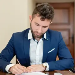 Ile zarabia notariusz? Fakty, które zaskoczą każdego przyszłego notariusza