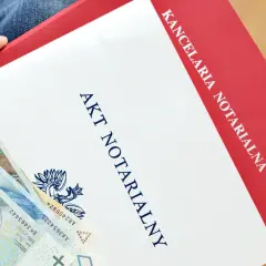 Akt notarialny i polskie banknoty. Zastanawiasz się, ile kosztuje depozyt notarialny?