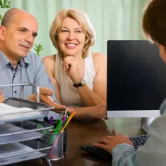 Para omawia z notariuszem akt notarialny dotyczący jednego z małżonków.