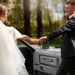 Para dowcipnie wsiada do auta, zastanawiając się, ile kosztuje skrócony akt małżeństwa.