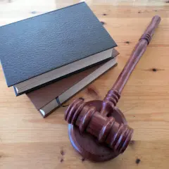 Czy notariusz jest prawnikiem? Poznaj jego prawdziwy status zawodowy