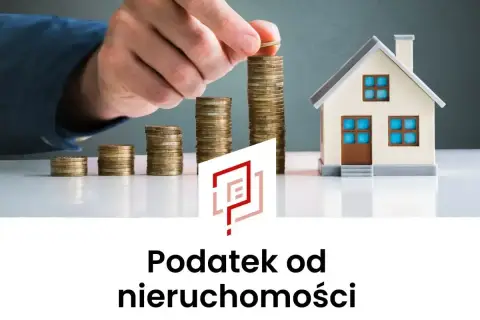 Dłoń kładzie monetę na stosie, obok domku i rosnących stosów monet. Czy rolnik płaci podatek od nieruchomości za budynek mieszkalny?