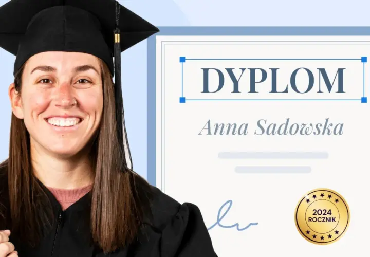 Uśmiechnięta absolwentka w todze trzyma zwinięty dokument. Obok widnieje dyplom z napisem "Anna Sadowska" i pieczęcią "2024 ROCZNIK". To co to jest odpis dyplomu.
