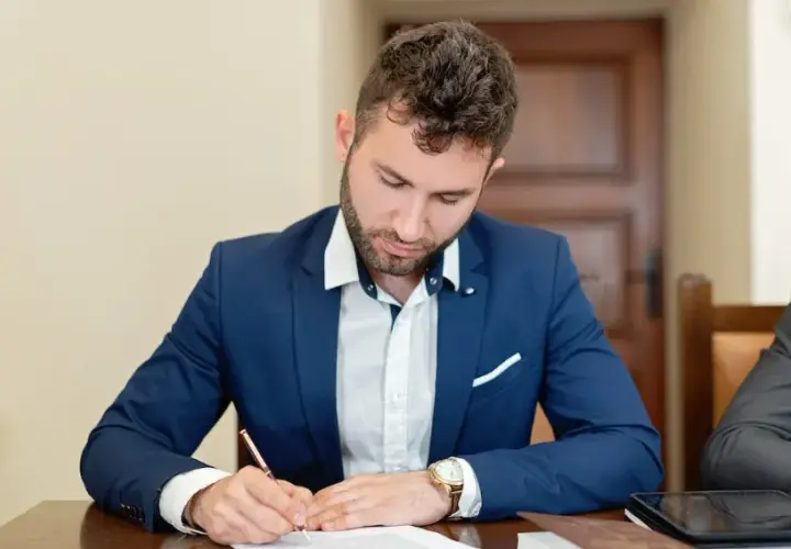 Ile zarabia notariusz? Fakty, które zaskoczą każdego przyszłego notariusza
