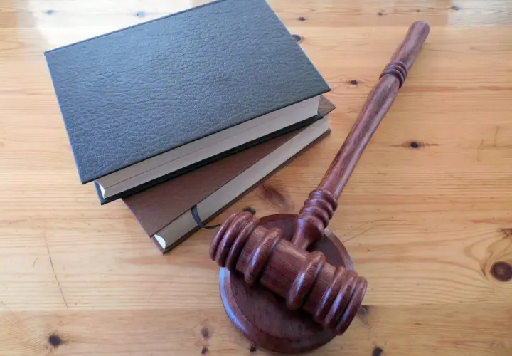 Czy notariusz jest prawnikiem? Poznaj jego prawdziwy status zawodowy