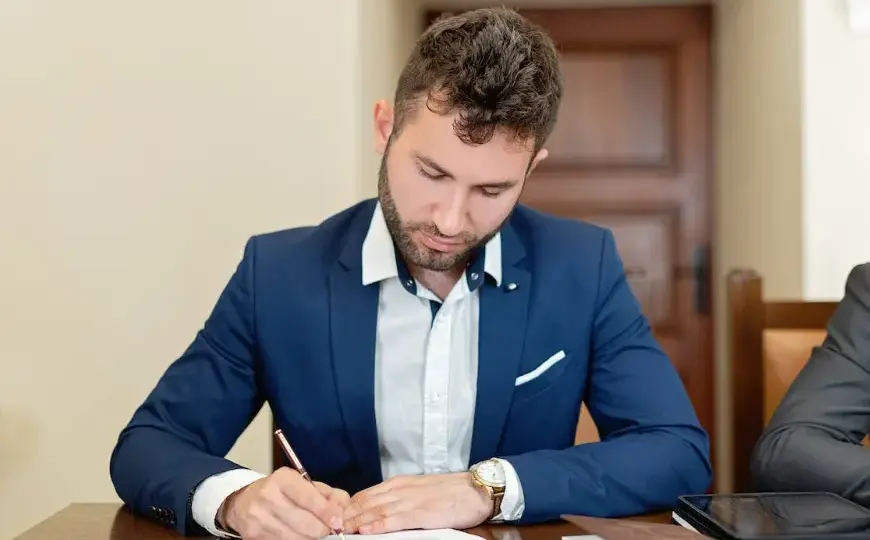 Ile zarabia notariusz? Fakty, które zaskoczą każdego przyszłego notariusza