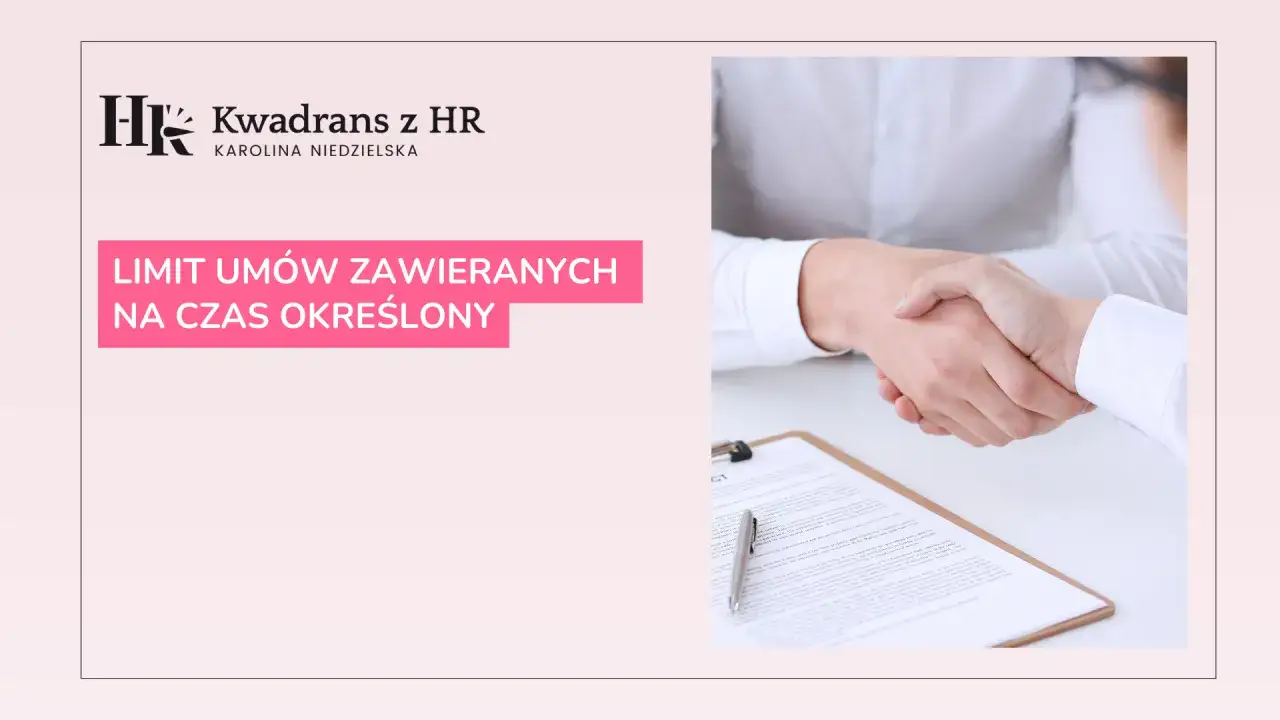 Dwie osoby ściskają sobie dłonie nad dokumentem. Na ekranie widnieje napis: 