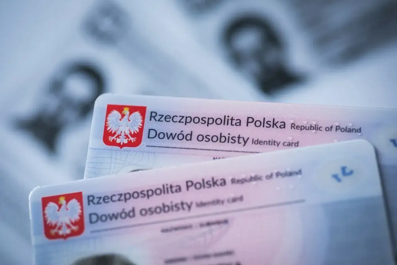 Uszkodzony dowód osobisty, z widocznymi kropelkami wody na powierzchni.