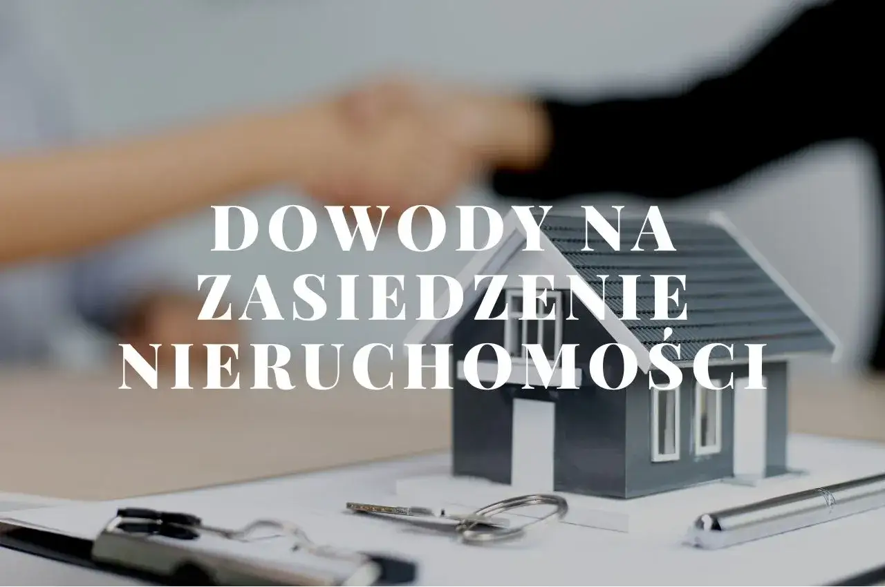 Model domu, klucze i dokumenty na stole. W tle uścisk dłoni. Tekst: