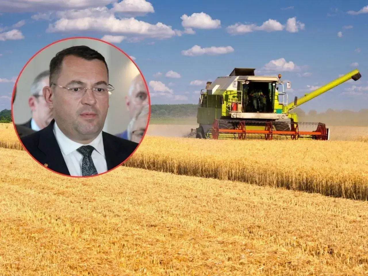 Mężczyzna w garniturze na tle kombajnu zbierającego zboże. Czy dzierżawa ziemi wlicza się do dochodu?