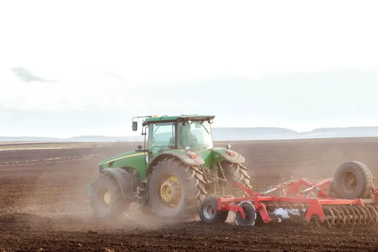 Zielony traktor orze pole. To symbol przekazania gospodarstwa rolnego i troski o rodziców, którzy zasłużyli na odpoczynek.