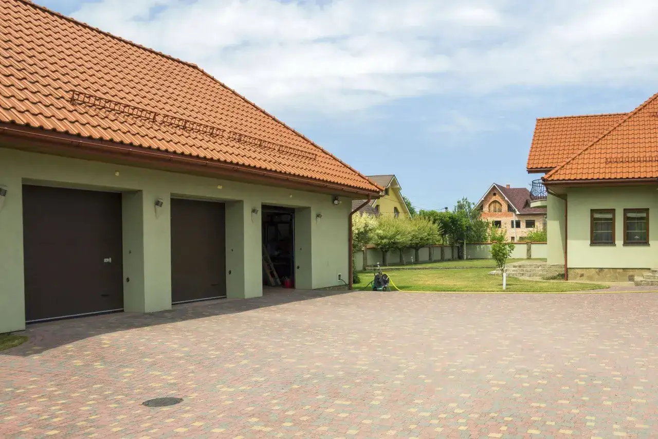 Działka zagrodowa z garażem na dwa samochody i zadbanym ogrodem.