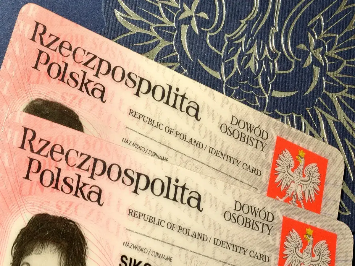 Zgubiony dowód osobisty? Dwa polskie dokumenty tożsamości leżą na granatowym tle z orłem.