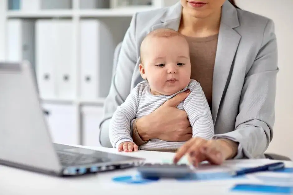 Zdjęcie Czy na macierzyńskim można pracować na umowę zlecenie bez obaw?