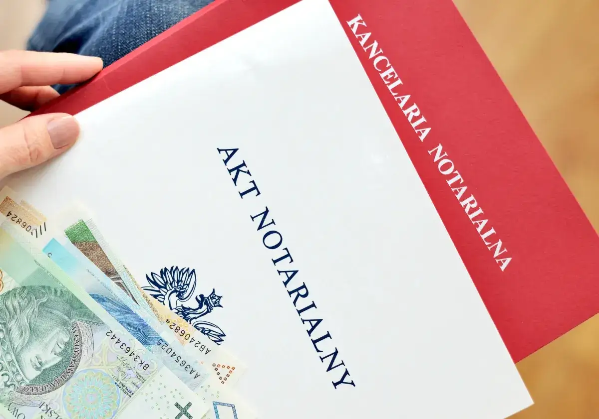 Akt notarialny i polskie banknoty. Kancelaria notarialna przygotowuje umowę użytkowania.