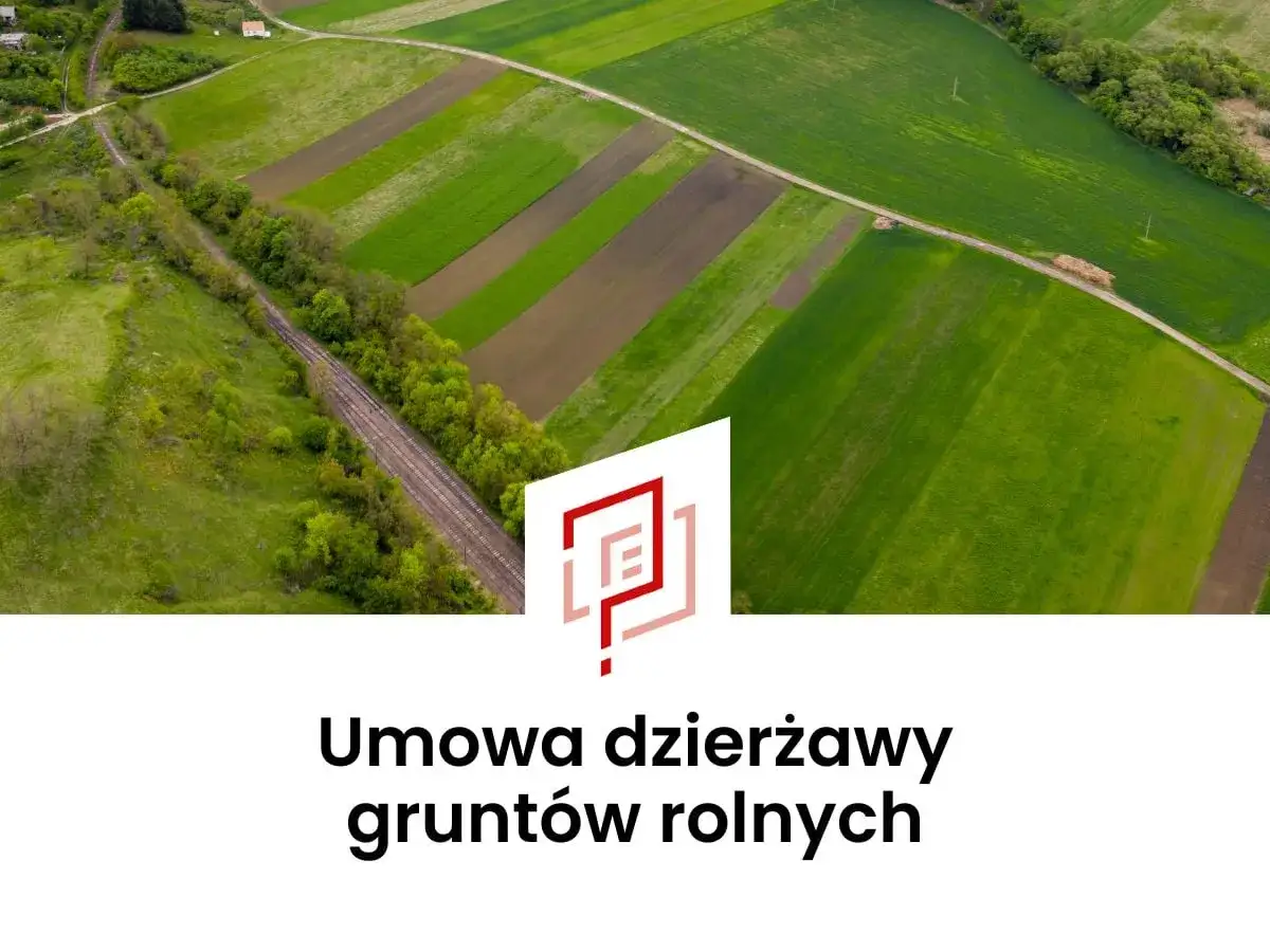 Widok z lotu ptaka na pola uprawne i tory kolejowe. Tekst: